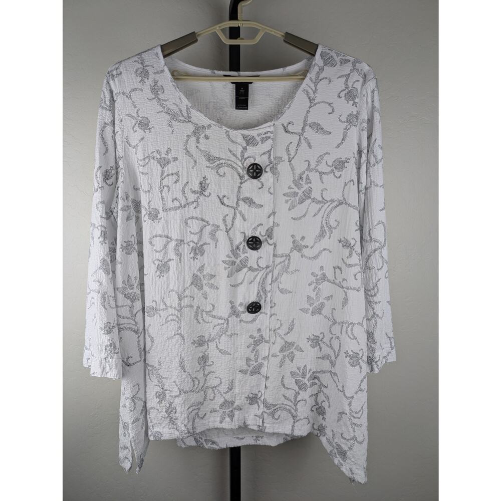 Ali Miles tunic top 3/4 length sleeve white black floral print button accent